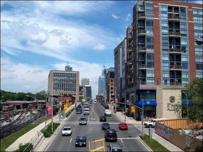 C'est au Canada, plus exactement  Toronto, que l'on peut emprunter Yonge street, la rue la plus longue du monde !