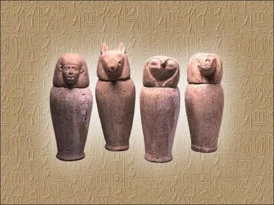 Qui est le pre des quatre dieux reprsents sur les bouchons des vases canopes ?