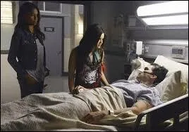 Dans le dernier épisode de la saison 4, Mr. Fitz/Ezra pense savoir qui est -A mais se fait tirer dessus. Dans la saison 5, il le dit à Aria à l'hôpital, qui est-ce ?