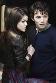 Dans quel endroit Aria et Ezra se rencontrent-ils ?