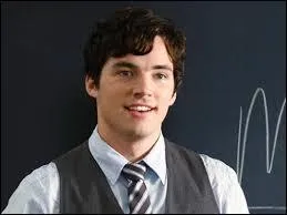 Quel est le nom complet du prof de littrature et petit ami d'Aria ?