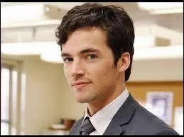 Pourquoi Aria ne peut-elle pas sortir avec Ezra Fitz ?