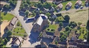 Nous survolons le village auvergnat de Saint-Lopardin-d'Augy. Nous sommes dans le ciel du dpartement n ...