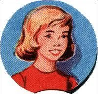 Comment s'appelle cette petite fille la sur des deux autres ?