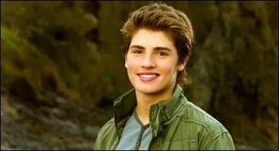 Quel est le nom du petit ami d'Alex dans les saisons 3 et 4 ?