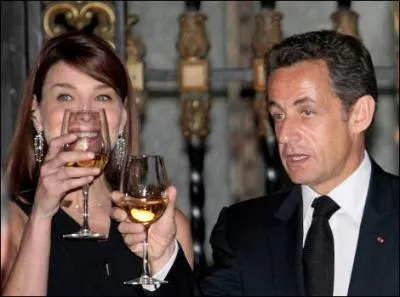 Lors de son sjour au Mexique, le couple prsidentiel a eu droit aux faveurs d'un milliardaire accus d'tre un 'narco-banquier'. Qu'a-t-il offert aux Sarkozy?