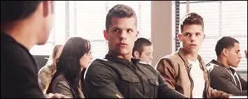 Sur la moto de qui Isaac est-il mont ?