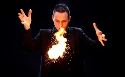 Comment s'appelle le magicien qui aide la meute de Lawson ?