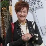 Comment s'appelle la méchante voisine de la famille ?