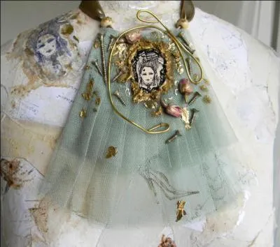 Mousseline, dentelle, hernie, parade, rengorgement.