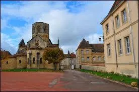 Nous restons en Bourgogne et nous partons visiter la commune de Semur-en-Brionnais. Classe parmi les Plus Beaux Villages de France, elle se situe dans le dpartement n ...