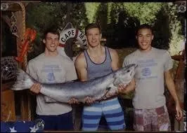 Darren Wilden est un des principal suspect pour tre le  Beach Hottie , puisqu'il a pass l't  Cape May, l't o Alison Dilaurentis est disparue. Ce que les Liars ne savaient pas, c'est que plusieurs personnes qu'ELLES CONNAISSENT ont aussi pass des moments l-bas, cet t l, avec lui. Qui sont ces personnes ?