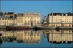 Elle se situe dans la rgion de la Basse-Normandie dans le dpartement de la Manche. Sa superficie est de 14 km2 et dans cette ville il y a un port de croisire, de commerce, de pche et c'est aussi un port militaire. Cette ville se trouve  104 km de Caen.