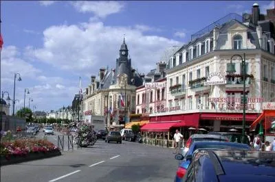 Trs belle ville o vous pouvez croiser de nombreuses personnalits. Situe en bord de mer (la Manche), on y trouve un casino, des hippodromes... Cette ville se trouve en Basse-Normandie.