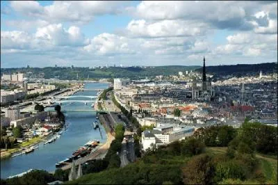 Cette ville est traverse par la Seine et se trouve en Haute-Normandie et plus prcisment en Seine-Maritime. Cette ville a une superficie de 21 km2. Dans cette ville il y a une cathdrale, le pont Gustave Flaubert, le Gros Horloge...