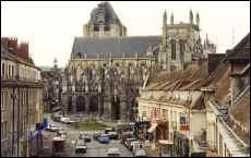 Nous sommes dans une ville de l'Eure en Haute-Normandie. D'une superficie de 27 km2, cette ville se trouve  36 km de Rouen. Elle possde un grand jardin public.