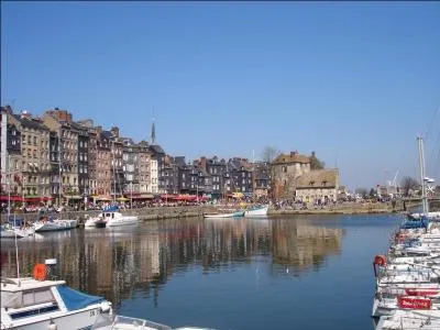 C'est une ville de Basse-Normandie localise dans le Calvados. D'une superficie de 13 km2, Elle n'est pas trs peuple, plus de 20 000 habitants. Cette ville est situe  65 km de Caen et  90 km de Rouen.