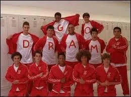 Dans l'expression  Go drama club , quelle lettre est crite sur le T-shirt de Chad ?