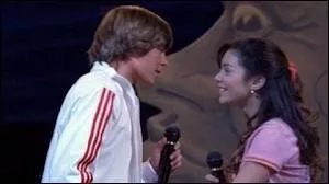Quelle chanson Troy et Gabriella interprtent-ils devant les joueurs de basket et les membres du club des scientifiques ?