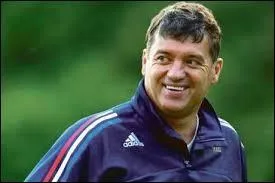 Portant le mme patronyme qu'une personnalit politique, j'ai t slectionneur de l'quipe de France de 2002  2004, je suis...