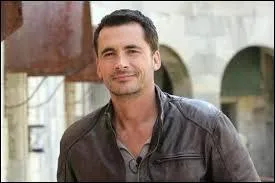 C'est un animateur de tlvision qui prsente  Fort Boyard  ainsi que  La Cible  diffuss sur France 2. Il est de nationalits belge et franaise, et est n le 18 mars 1 967. Il s'appelle :