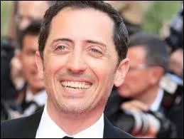 Cet acteur, humoriste et ralisateur franais n le 19 avril 1 971 et de nationalit marocaine a jou dans beaucoup de films comme  Coco ,  La rafle ,  Le capital ,  Un bonheur n'arrive jamais seul ,  La vrit si je mens !   et plein d'autres films. C'est :