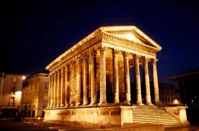 Dans quelle ville irez-vous admirer la Maison Carre, temple antique du premier sicle ddi  Auguste?