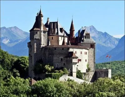 Quel lac est domin par le chteau de Menthon-Saint-Bernard?