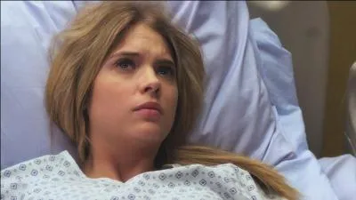 pisode 11 : Lorsqu'Hanna se rveille  l'hpital, qui est la premire personne/sont les premires personnes  tre  son chevet ?