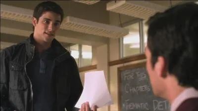 pisode 12 : Puisqu'Ezra a refus de changer la note de Noel Kahn sur son essai, Noel ira rvler la relation du couple Ezria au directeur, le lendemain matin. Qui apprend cette nouvelle  Aria?