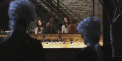 pisode 21 : Lorsqu'elles sont au Apple Rose Grille, une des filles suspecte qu'on les espionne (ce qui est vrai, l'espion tant Garrett). Qui est cette fille?