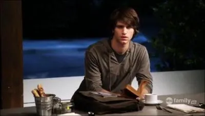 pisode 5 : Emily et Toby devaient se retrouver  un restaurant. Cependant, lorsqu'elle y arrive, elle voit 2 personnes qu'elle connait. Emily s'assoit donc avec elles, trop embarrasse d'tre avec Toby pendant qu'elles sont l. Qui sont ces 2 filles?