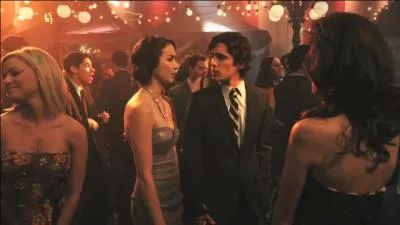 pisode 6 : Il y a une danse  Rosewood High School. Une seule des filles n'est pas accompagne. Qui est-elle?