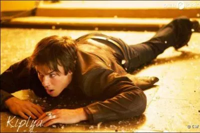 **TVD** [Fin de la saison 5]. Quel(s) personne(s) se trouve(nt) dans la voiture qui fait exploser le Mystic Grill ?