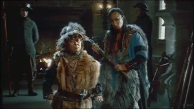 Lors de sa première apparition dans Kaamelott, Attila rencontre Arthur dans la salle du trône. Il exige alors plusieurs choses, mais le roi refuse à chaque fois. Dans quel ordre se font ses demandes ?