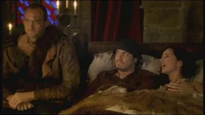 À cause de la signature d'un traité de paix, Arthur se voit contraint d'accepter la protection d'un garde du corps. Pour quelle raison ce dernier est-il à deux doigts de devenir fou dans la chambre de Démettra ?