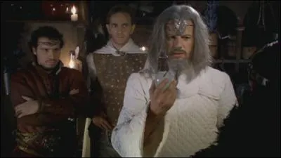 Pour maintenir sa réputation, Merlin propose un défi à Elias de kelliwic'h. Il lui donne une potion et Elias doit énumérer tous les éléments qui la composent, sans en omettre un seul. Merlin a cependant oublié de mettre un ingrédient dans sa mixture. Lequel ?
Aide : citation -> Merlin : « Ha ha ! Tu as omis le XX ! ». Elias : « Quel XX ? ». Merlin : « Ah non, je l'avais oublié sur la table ».