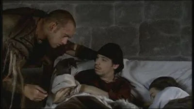 Grudu trouve un corbeau mort devant la porte de la chambre du roi. Que signifie ce "présage", selon la prédiction de Merlin ?