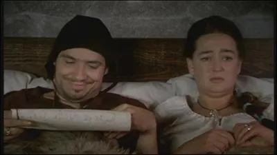 Que répond Arthur lorsque Guenièvre lui demande pourquoi les loups semblent particulièrement agités ?