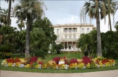 Quelle ville aux plages de galets, où est érigée la Cathédrale Orthodoxe Russe Saint-Nicolas, pourrez-vous admirer le Palais Massena ?