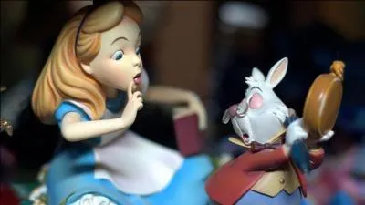 Dans ce film d'animation Disney, tiré du livre de Lewis Caroll, une jeune fille fait la connaissance d'un lapin blanc, comment s'appelle-t-elle ?