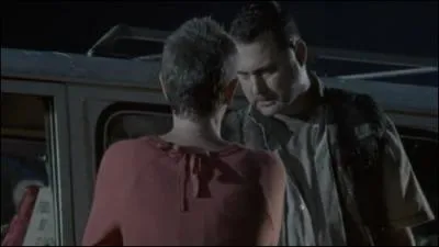 Qui frappe violemment Ed, le mari de Carol, qui battait sa femme ?