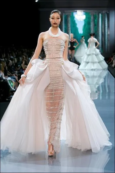 Sous le nom de quel grand couturier, né en 1905 à Grandville, dont les parents inventèrent la lessive Saint-Marc et la Javel portant leur nom, a été réalisée cette robe de rêve ?