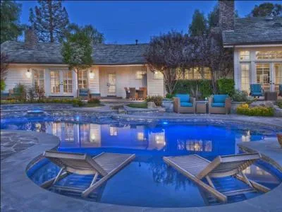 A quelle star, née au Texas, qui s'est fait connaître dans "Les Sorciers de Waverly Place", appartient cette maison de rêve, située à Los Angeles ?