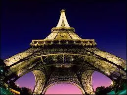 Combien la tour Eiffel pèse-t-elle au total ?