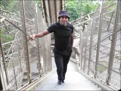 Voilà ce qu'il vous faut pour faire du sport, monter la tour Eiffel par l'intermédiaire des marches, combien y en a-t-il ?