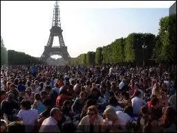 Aujourd'hui, combien de visiteurs viennent voir la tour Eiffel chaque année ?