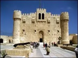 Nagui le présentateur du jeu est né à :