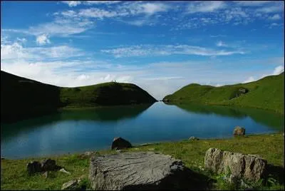 Dans le Beaufortain, à 2 250 mètres d'altitude, une halte au bord du lac d'Amour vous permettra de goûter le silence tout en admirant la flore variée !
