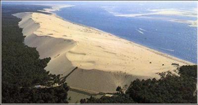 La dune du Pilat, la plus grande dune de sable d'Europe surplombe l'océan Atlantique et la grande forêt des Landes.